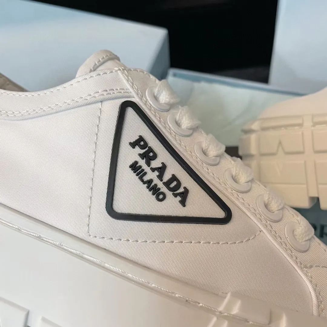 P420👟👟 2024 launches Prada’s latest catwalk shoes, the dad shoe series ͏ 💥PRADA early spring T-stage catwalk style👠Small fresh air with a little expensive feel, very perfect on the feet💃Elegant and elegant, crystal clear, regardless of the quality of accessories, they are all customized one-to-one, zero distance from the original version 1⃣Upper: imported nylon waterproof cloth + glue injection molding process 2⃣Inner lining: mixed sheepskin lining 3⃣Outsole: original one-to-one molded TPU outsole 4⃣🔺Original packaging Heel height 5cm 5⃣Number: 34-40🐎